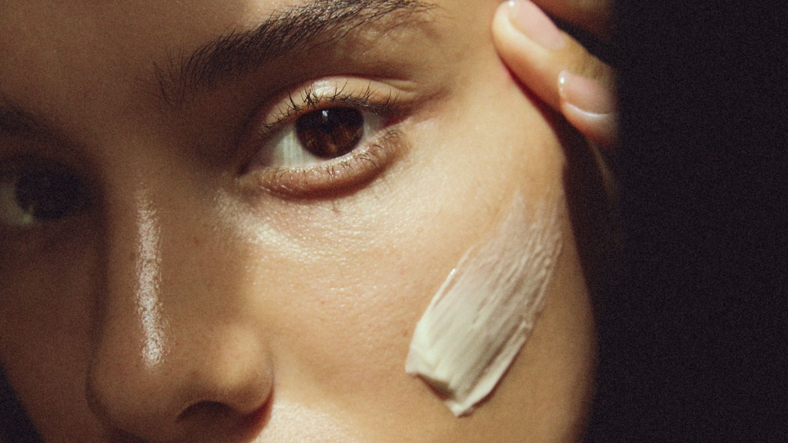 How to Reapply Sunscreen Over Makeup