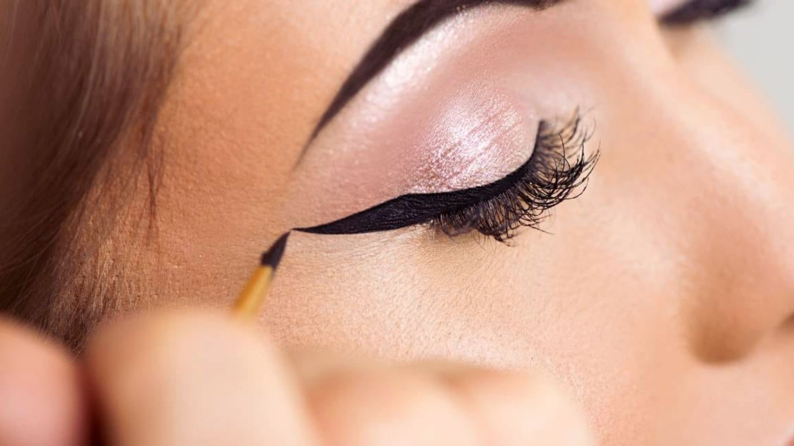 Classic Sharp Wing Graphic Eyeliner for Everyday Bold Looks