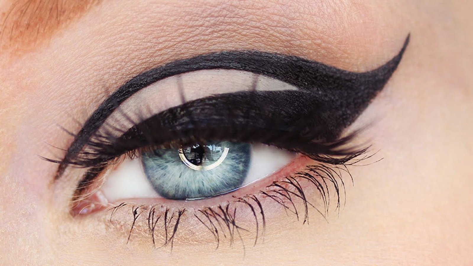 Easy Graphic Eyeliner