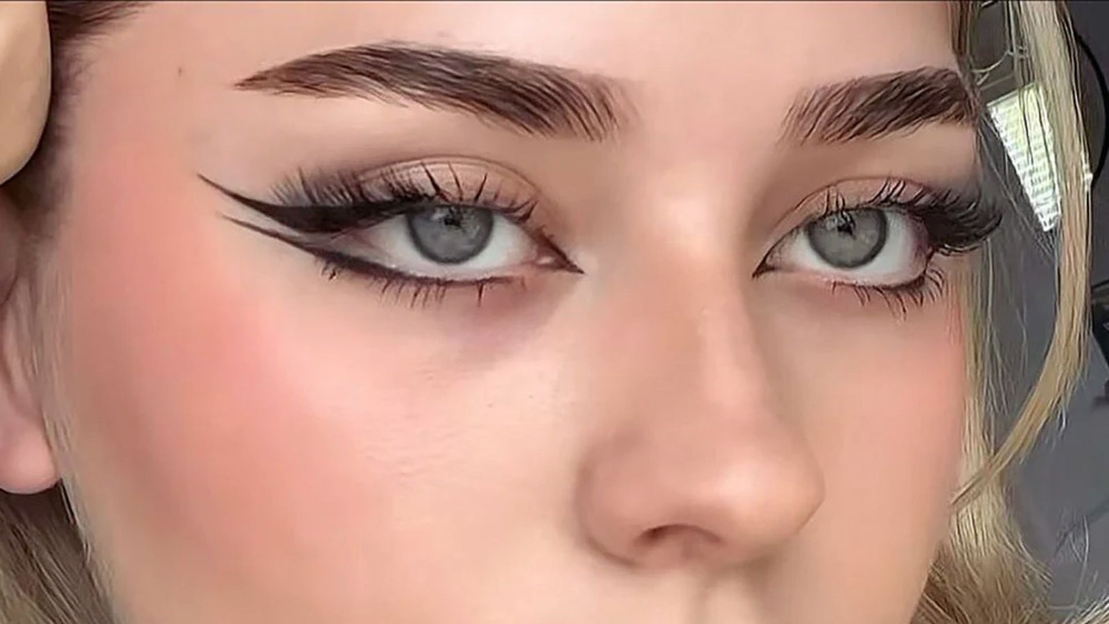 Fishtail Eyeliner for Elongated Eye Illusion