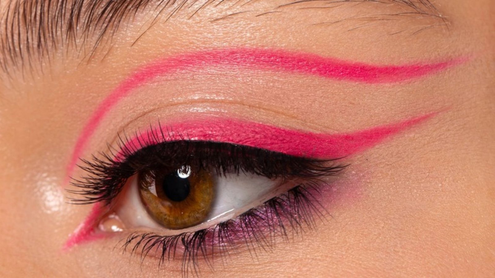 Colorful Wing Eyeliner for Eye-Improving Contrast
