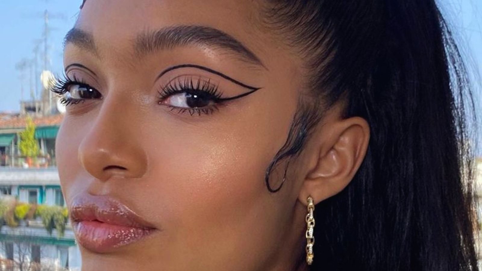 Double Wing Eyeliner for Dramatic Definition