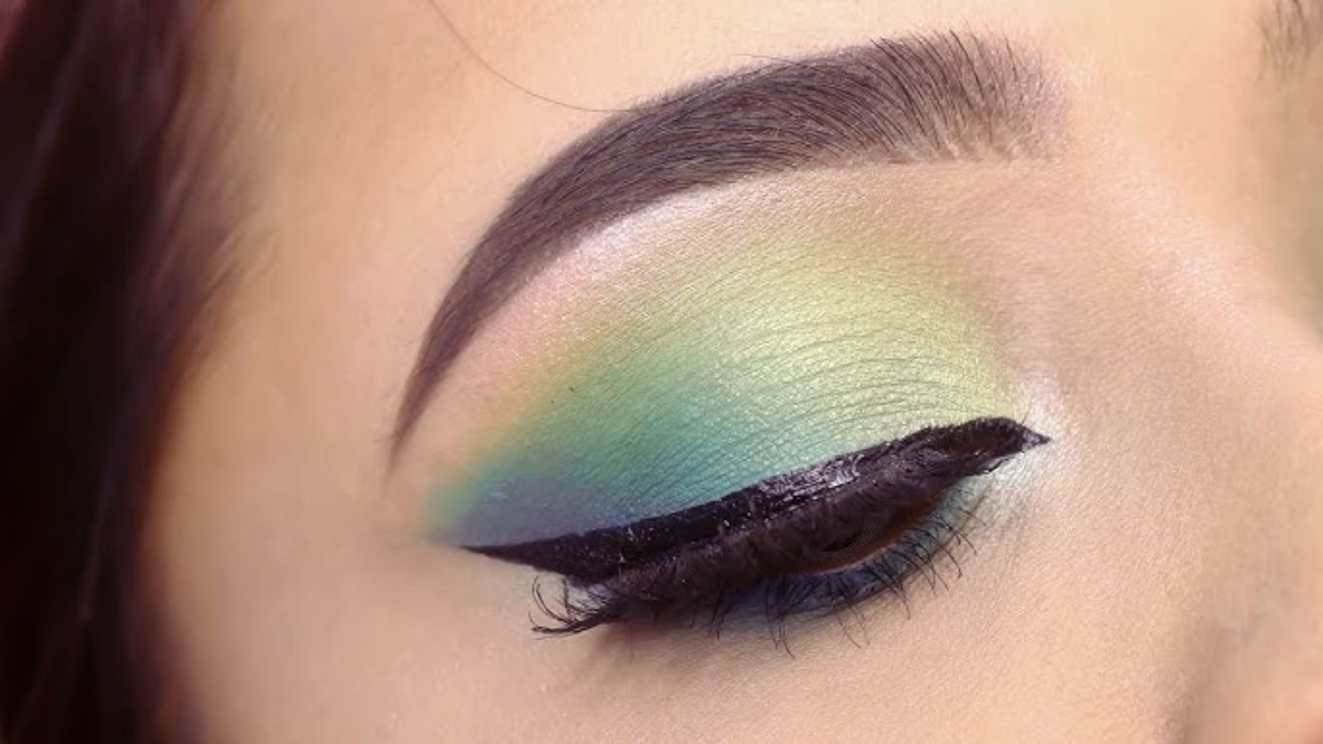 Add Highlight to Brighten the Eyes